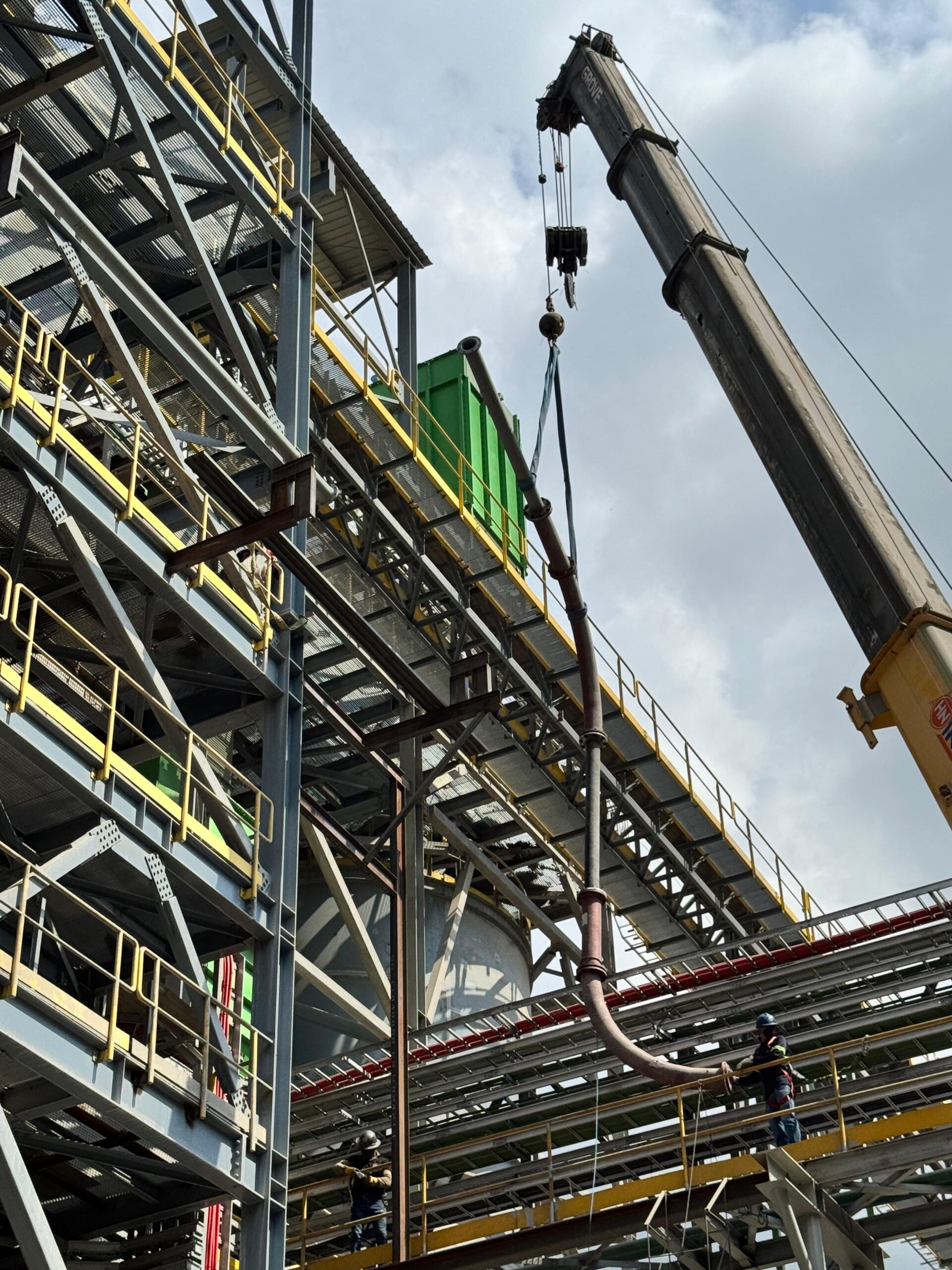 Instalación de tubería de descarga de cenizas en molino